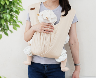 エアリコ抱っこ紐で赤ちゃんを抱っこしている様子